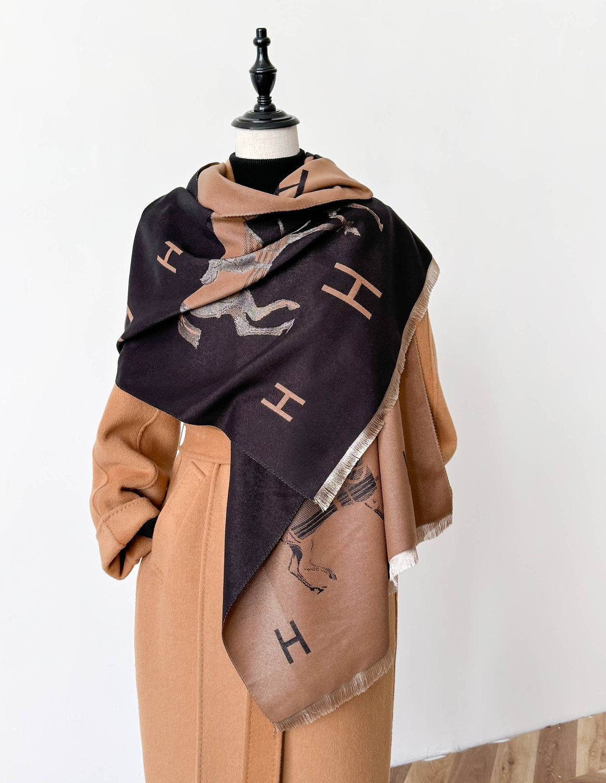 Equestrian Black / Tan Stable Reversible Wrap
